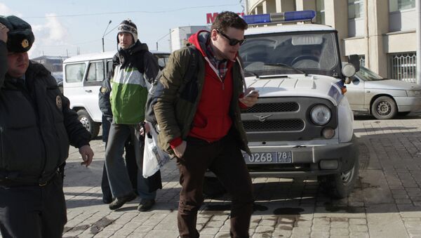 Д.Алешковского доставили в Московский районный суд Петербурга Д.Алешковского доставили в Московский районный суд Петербурга