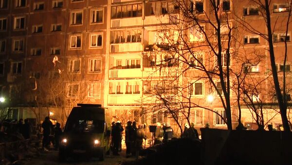 Спасатели выкидывали обломки с балкона дома в Петербурге после взрыва газа Спасатели выкидывали обломки с балкона дома в Петербурге после взрыва газа