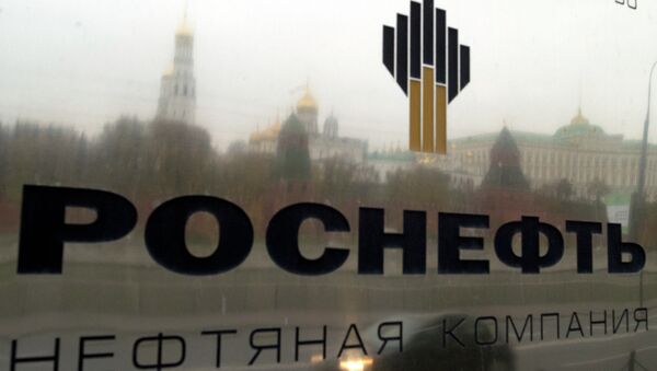 Вывеска у входа в здание нефтегазовой компании Роснефть в Москве. Вывеска у входа в здание нефтегазовой компании Роснефть в Москве.