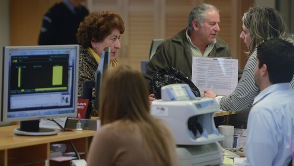Жители Никосии в отделении одного из кипрских банков Жители Никосии в отделении одного из кипрских банков