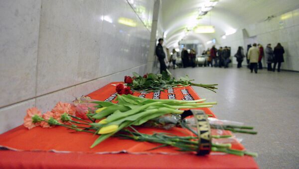 Цветы на станции Лубянка в память о теракте, который произошел 29 марта 2010 года Цветы на станции Лубянка в память о теракте, который произошел 29 марта 2010 года