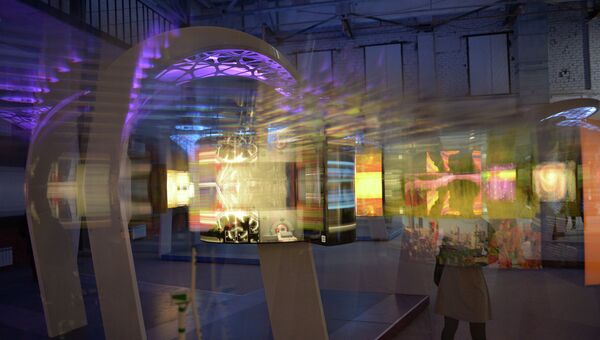 Посетительница в Artplay. Архивное фото Посетительница в Artplay. Архивное фото