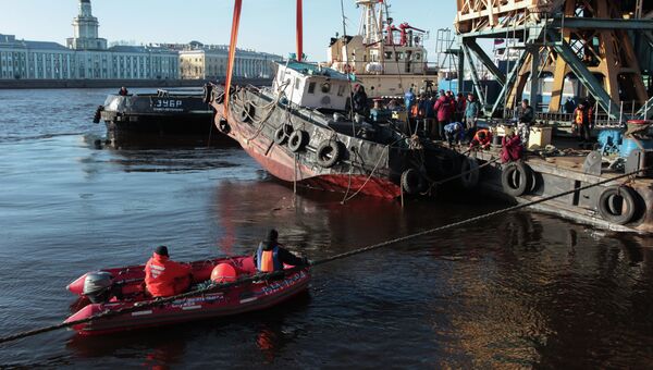 Сотрудники МЧС проводят операцию по подъему со дна Невы буксира, затонувшего в Петербурге в ночь на пятницу Сотрудники МЧС проводят операцию по подъему со дна Невы буксира, затонувшего в Петербурге в ночь на пятницу