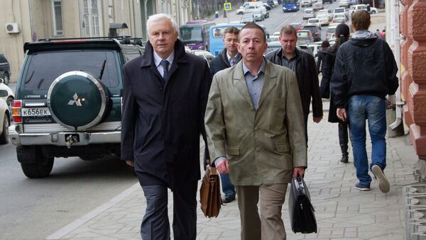 Капитан первого ранга Дмитрий Лаврентьев и его адвокат Сершей Бондарь Капитан первого ранга Дмитрий Лаврентьев и его адвокат Сершей Бондарь
