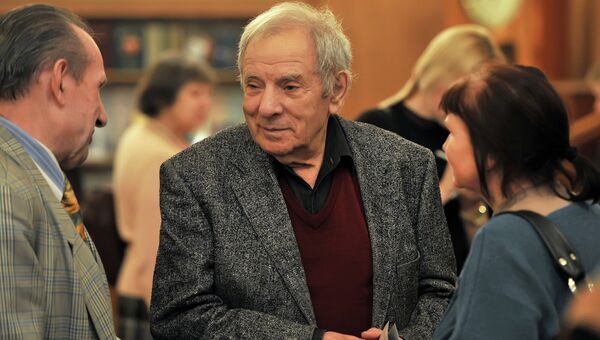 Режиссер Петр Тодоровский (в центре) Режиссер Петр Тодоровский (в центре)