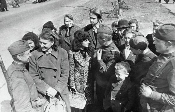 Советские бойцы беседуют с жителями Берлина Советские бойцы беседуют с жителями Берлина
