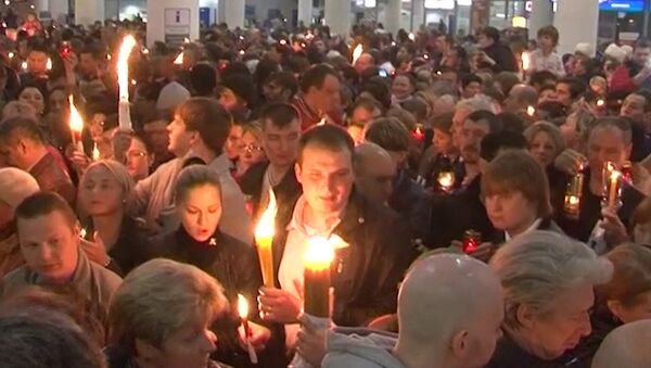 Встретившие Благодатный огонь зажгли свечи прямо в аэропорту Внуково Встретившие Благодатный огонь зажгли свечи прямо в аэропорту Внуково