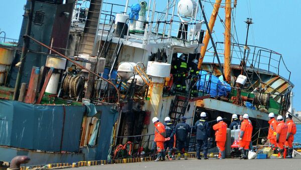 Пожарные осматривают судно Тайган после пожара в японском порту Вакканай на северном острове Хоккайдо Пожарные осматривают судно Тайган после пожара в японском порту Вакканай на северном острове Хоккайдо