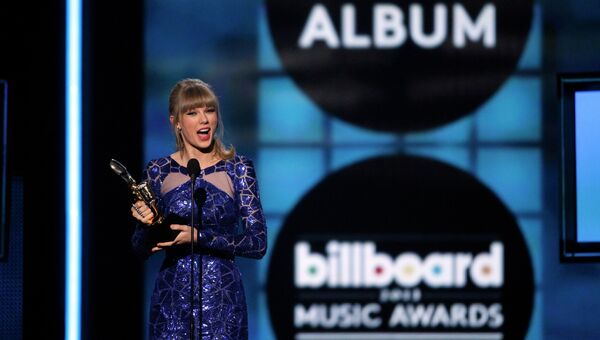 Певица Тейлор Свифт на церемонии вручени наград журнала Billboard Певица Тейлор Свифт на церемонии вручени наград журнала Billboard