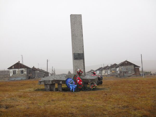 Поселок Ушаковский на острове Врангеля, памятник Г. Ушакову Поселок Ушаковский на острове Врангеля, памятник Г. Ушакову