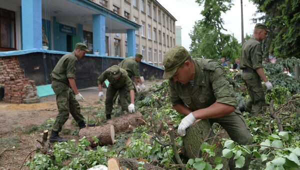 Военнослужащие ликвидируют последствия урагана в городе Ефремов Тульской области Военнослужащие ликвидируют последствия урагана в городе Ефремов Тульской области