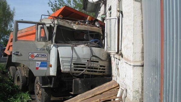 Самосвал врезался в дом в Кунгуре Самосвал врезался в дом в Кунгуре