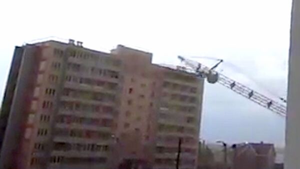 Очевидец зафиксировал момент падения башенного крана на жилой дом в Кирове Очевидец зафиксировал момент падения башенного крана на жилой дом в Кирове