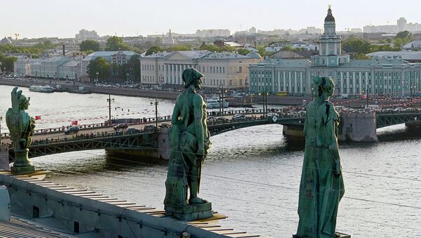 Вид на Дворцовый мост. Санкт-Петербург. Архивное фото Вид на Дворцовый мост. Санкт-Петербург. Архивное фото