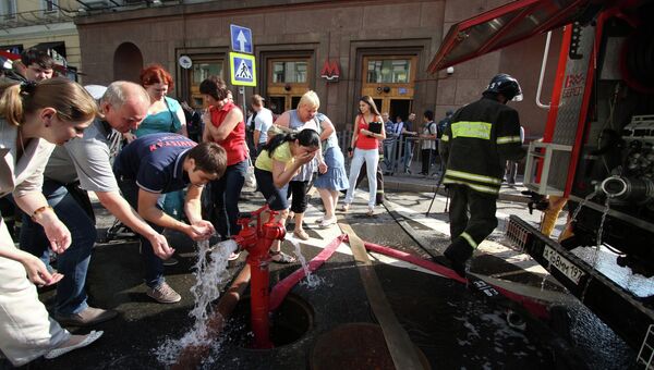 Станцию метро Охотный ряд в центре Москвы закрыли из-за пожара Станцию метро Охотный ряд в центре Москвы закрыли из-за пожара