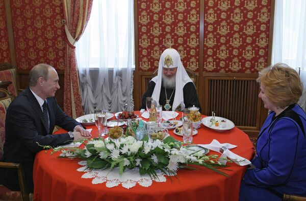 <br><br>На фото: Премьер-министр РФ Владимир Путин с супругой Людмилой прибыли в Храм Христа Спасителя <br><br>На фото: Премьер-министр РФ Владимир Путин с супругой Людмилой прибыли в Храм Христа Спасителя