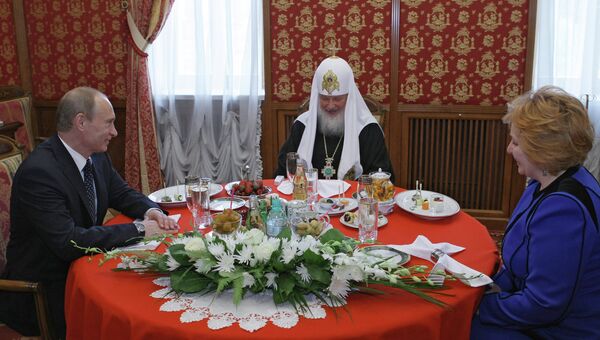 <br><br>На фото: Премьер-министр РФ Владимир Путин с супругой Людмилой прибыли в Храм Христа Спасителя <br><br>На фото: Премьер-министр РФ Владимир Путин с супругой Людмилой прибыли в Храм Христа Спасителя