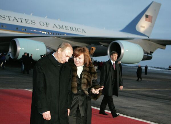 <br><br>На фото: 15 ноября 2006 года. Президент России Владимир Путин с супругой Людмилой Путиной после встречи с президентом США в столичном аэропорту Внуково-2 <br><br>На фото: 15 ноября 2006 года. Президент России Владимир Путин с супругой Людмилой Путиной после встречи с президентом США в столичном аэропорту Внуково-2