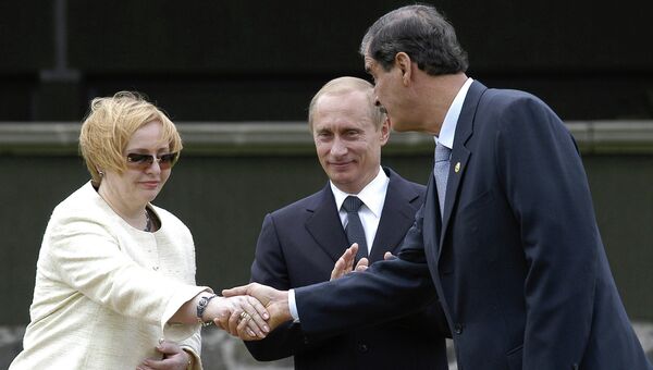 <br><br>На фото: 7 июня 2004 года. Президент Мексики Висенте Фокс, президент РФ Владимир Путин, супруга президента РФ Людмила Путина во время торжественной церемонии встречи на Марсовом поле в Мехико <br><br>На фото: 7 июня 2004 года. Президент Мексики Висенте Фокс, президент РФ Владимир Путин, супруга президента РФ Людмила Путина во время торжественной церемонии встречи на Марсовом поле в Мехико
