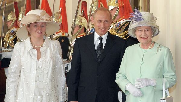 <br><br>На фото: 24 июня 2003 года. Королева Великобритании Елизавета Вторая, президент России Владимир Путин и его супруга Людмила на торжественной церемонии встречи главы российского государства у штаб-квартиры Королевского конно-гвардейского полка в Лондоне. <br><br>На фото: 24 июня 2003 года. Королева Великобритании Елизавета Вторая, президент России Владимир Путин и его супруга Людмила на торжественной церемонии встречи главы российского государства у штаб-квартиры Королевского конно-гвардейского полка в Лондоне.