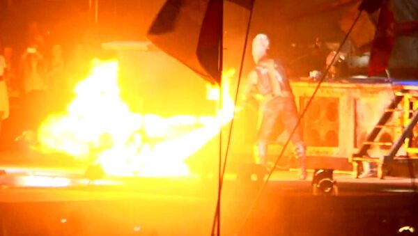 Солист Rammstein с огнеметом зажигал на фестивале Рок над Волгой Солист Rammstein с огнеметом зажигал на фестивале Рок над Волгой