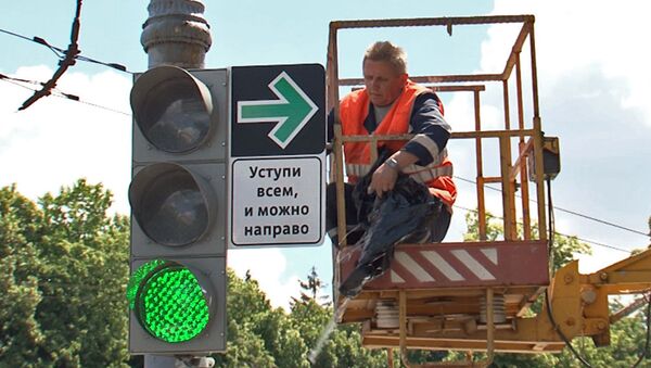 Поворот на красный разрешен: как работает новое правило на дорогах Москвы Поворот на красный разрешен: как работает новое правило на дорогах Москвы