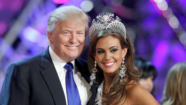 Владельец конкурса Мисс Вселенная Дональд Трамп и победительница конкурса Мисс США Эрин Брейди Владельец конкурса Мисс Вселенная Дональд Трамп и победительница конкурса Мисс США Эрин Брейди