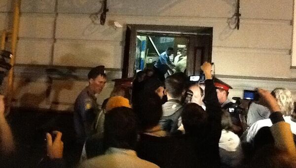 Полиция взяла штурмом офис движения За права человека Полиция взяла штурмом офис движения За права человека