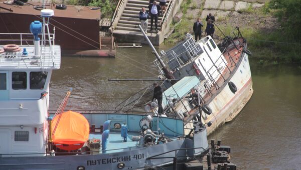 Судно на Енисее в центре Красноярска легло на борт из-за снижения уровня воды Судно на Енисее в центре Красноярска легло на борт из-за снижения уровня воды