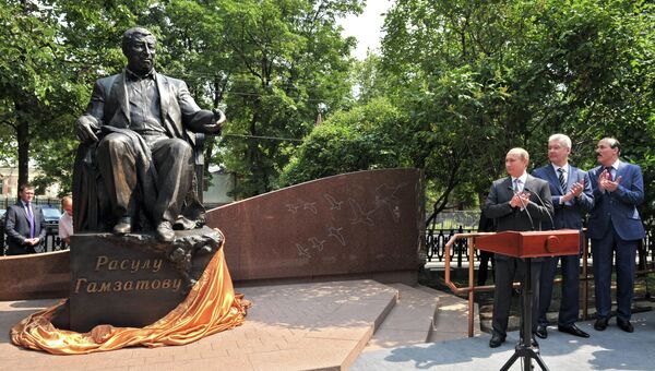 В.Путин на церемонии открытия памятника Р.Гамзатову В.Путин на церемонии открытия памятника Р.Гамзатову