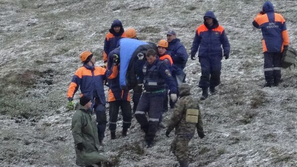 Эвакуация постадавших во время крушения вертолета Ми-8 в Якутии Эвакуация постадавших во время крушения вертолета Ми-8 в Якутии