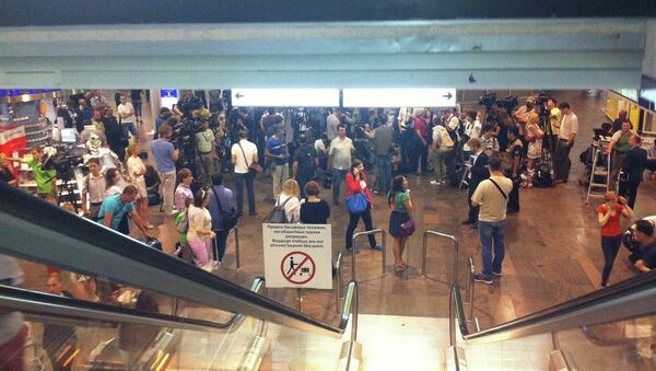 Журналисты в терминале F в Шереметьево Журналисты в терминале F в Шереметьево