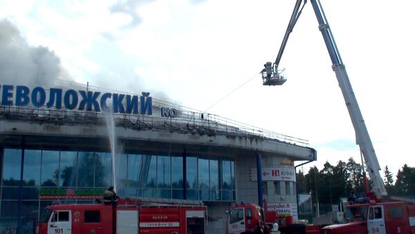 Пожарные боролись с огнем на крыше торгового центра во Всеволожске Пожарные боролись с огнем на крыше торгового центра во Всеволожске