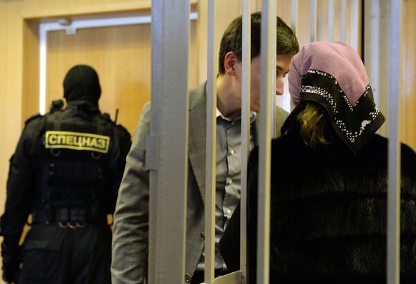 Обвиняемая Халимат Расулова общается с адвокатом Обвиняемая Халимат Расулова общается с адвокатом