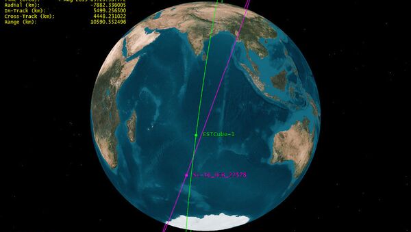 Орбиты спутника ESTCube-1 и фрагмента российской ракеты Зенит-2 Орбиты спутника ESTCube-1 и фрагмента российской ракеты Зенит-2