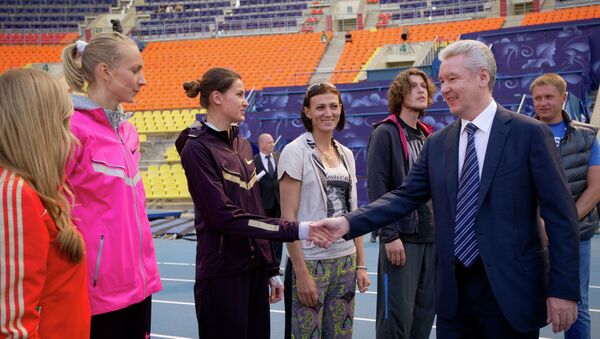 Сергей Собянин (справа на первом плане) общается с тренерами и спортсменами-легкоатлетами на стадионе Лужники Сергей Собянин (справа на первом плане) общается с тренерами и спортсменами-легкоатлетами на стадионе Лужники
