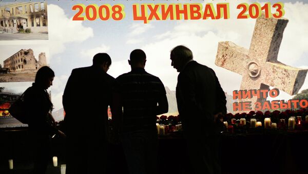 Акция памяти в связи с пятой годовщиной трагических событий в Южной Осетии у ее посольства в Москве Акция памяти в связи с пятой годовщиной трагических событий в Южной Осетии у ее посольства в Москве