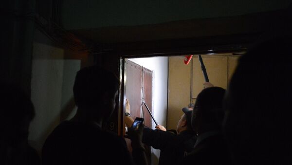 В квартиру сотрудника штаба Навального пытаются проникнуть силой В квартиру сотрудника штаба Навального пытаются проникнуть силой