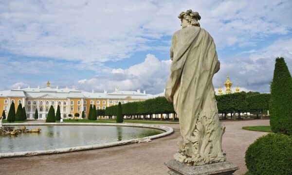 Петергоф в переводе с немецкого означает двор Петра Петергоф в переводе с немецкого означает двор Петра