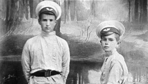 И. В. Курчатов (слева) со своим товарищем по гимназии. Архивное фото И. В. Курчатов (слева) со своим товарищем по гимназии. Архивное фото