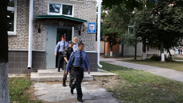 Обвиняемый в убийстве псковского священника Павла Адельгейма Сергей Пчелинцев (в центре), архивное фото Обвиняемый в убийстве псковского священника Павла Адельгейма Сергей Пчелинцев (в центре), архивное фото