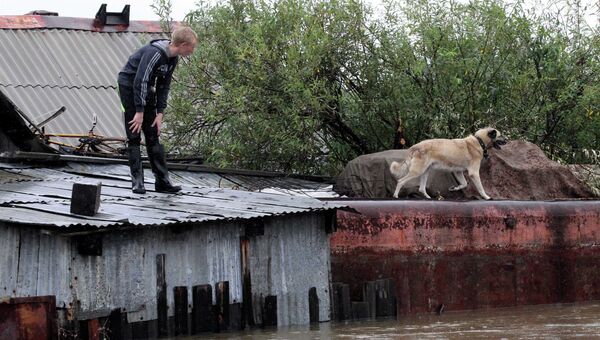 Житель Большого Уссурийского острова под Хабаровском во время паводка. Архивное фото Житель Большого Уссурийского острова под Хабаровском во время паводка. Архивное фото