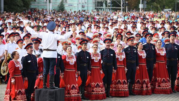 Сводный казачий хор в составе более 3,5 тысячи человек в Новочеркасске Сводный казачий хор в составе более 3,5 тысячи человек в Новочеркасске