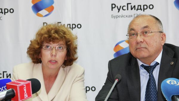 Директор Бурейской ГЭС Александр Гаркин и специалист по связям со СМИ Бурейской ГЭС Ирина Коренюк Директор Бурейской ГЭС Александр Гаркин и специалист по связям со СМИ Бурейской ГЭС Ирина Коренюк