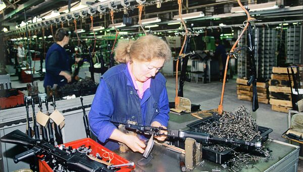 Сборка автомата Калашникова в цеху Ижмаша, архивное фото Сборка автомата Калашникова в цеху Ижмаша, архивное фото
