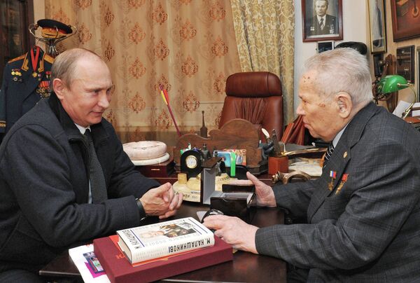 Президент России Владимир Путин и конструктор-оружейник Михаил Калашников во время встречи в Ижевске Президент России Владимир Путин и конструктор-оружейник Михаил Калашников во время встречи в Ижевске