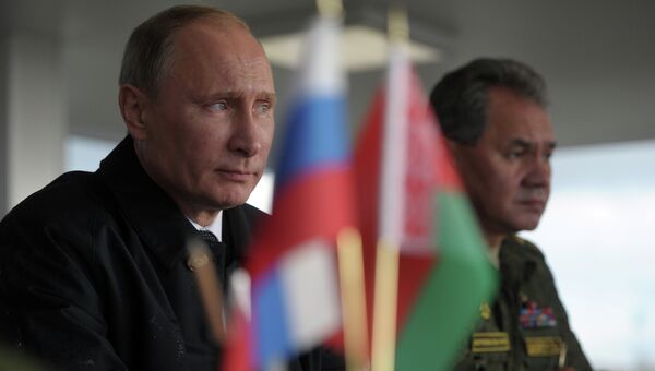 Президент России Владимир Путин наблюдает за ходом российско-белорусских учений Запад-2013, фото с места события Президент России Владимир Путин наблюдает за ходом российско-белорусских учений Запад-2013, фото с места события