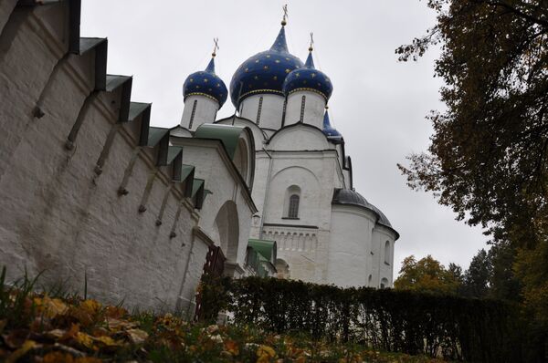 Суздальский кремль окружен символической стеной Суздальский кремль окружен символической стеной