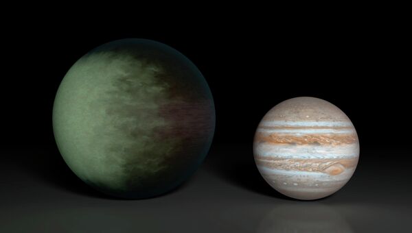 Планета Kepler-7b, на которой астрономы обнаружили облака (слева), по сравнению с Юпитером (справа) Планета Kepler-7b, на которой астрономы обнаружили облака (слева), по сравнению с Юпитером (справа)