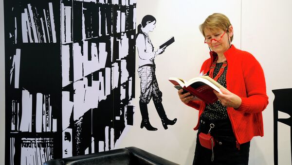 Посетительница на Франкфуртской книжной ярмарке Посетительница на Франкфуртской книжной ярмарке